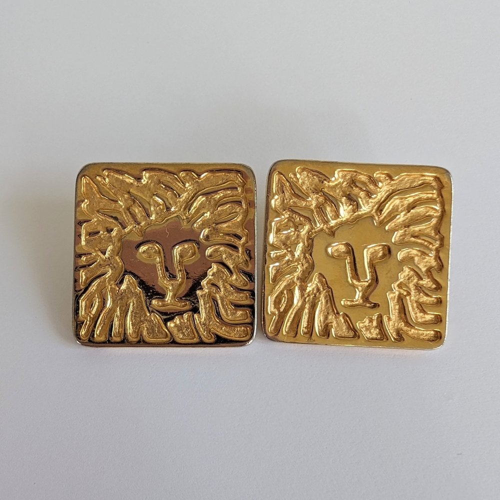 Vtg Anne Klein Large Goldtone Square Lion Logo Maximalist Post Stud Earrings